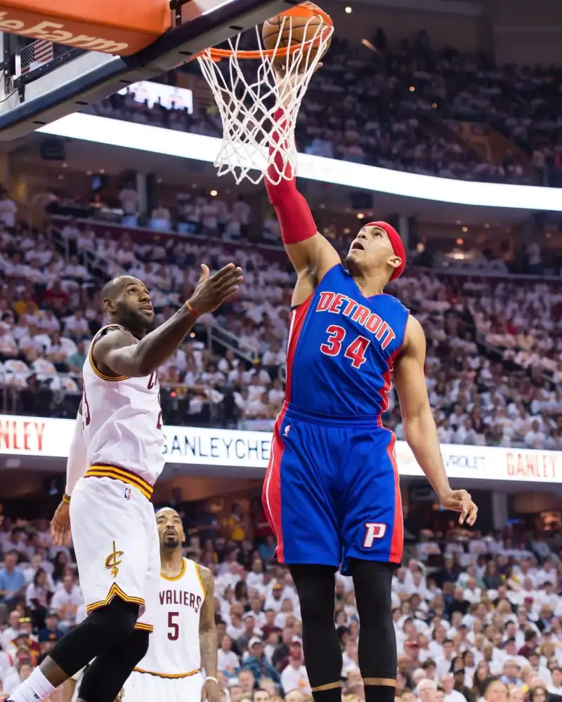 ewc-还是年轻的模样！活塞官方晒哈里斯旧照：都在回顾2016年