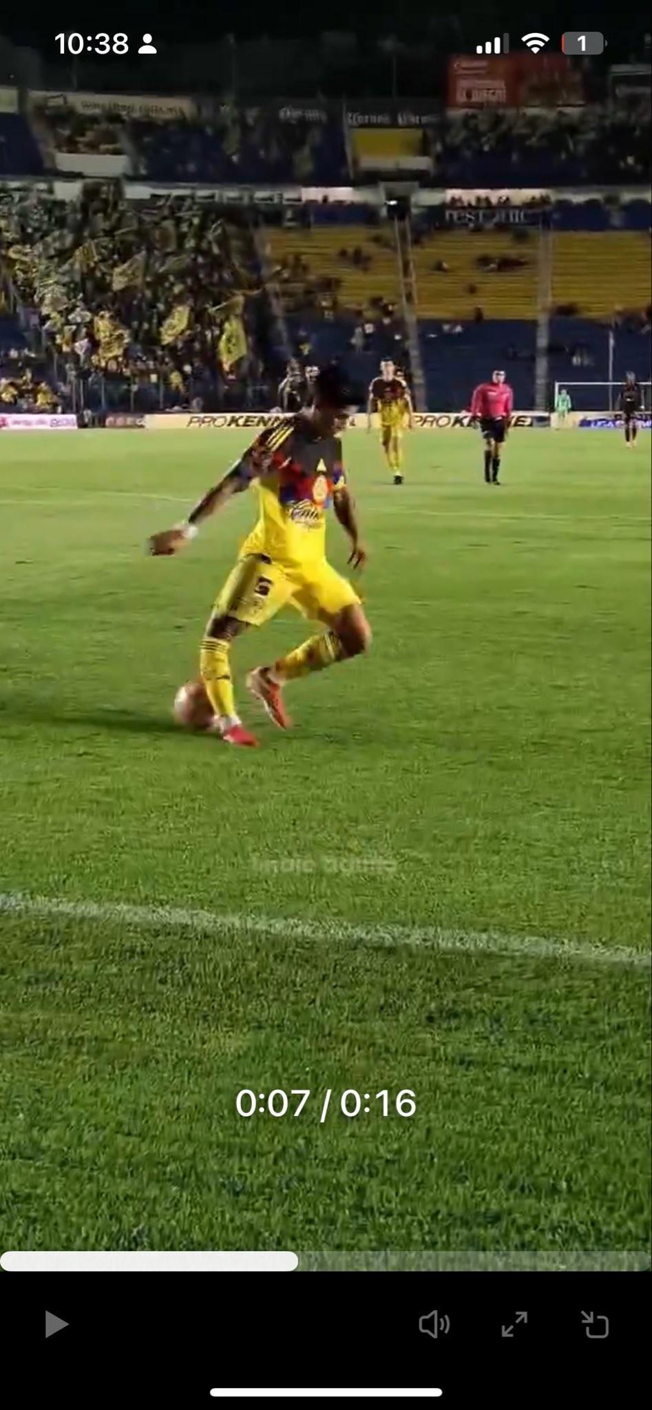 电竞世界杯-慎入，智利国脚维克托-达维拉右脚别扭落地导致膝盖重伤