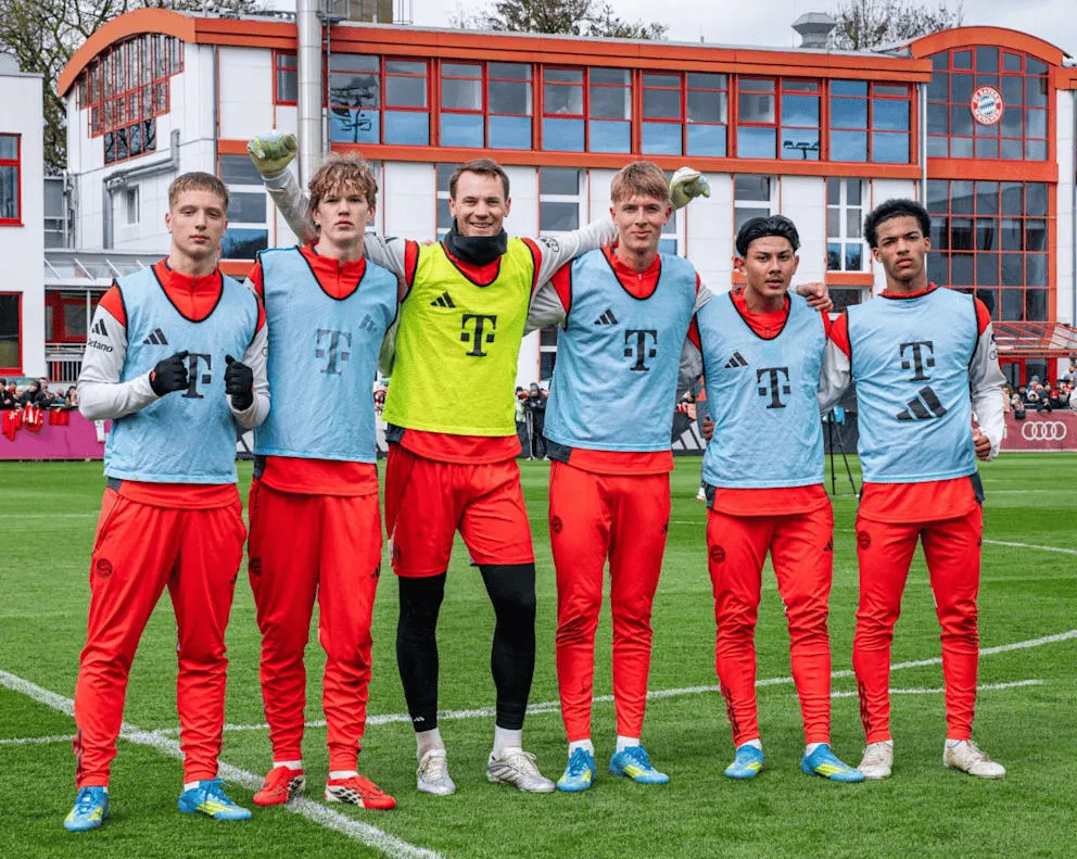 ewc-诺伊尔与5位队友合影：自己德甲首秀时，他们还没出生